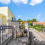 Dom wakacyjny 4 Bedroom Amazing In Žaborić