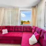 4 Bedroom Amazing In Dom wakacyjny *