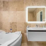 4 Bedroom Amazing In Dom wakacyjny Žaborić