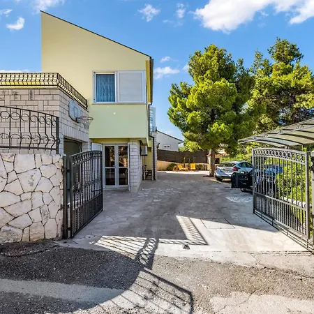 4 Bedroom Amazing In Žaborić