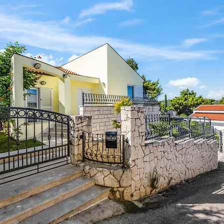 4 Bedroom Amazing In Holiday home Zaboric