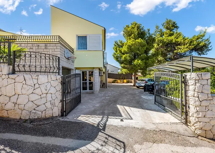 4 Bedroom Amazing In Zaboric