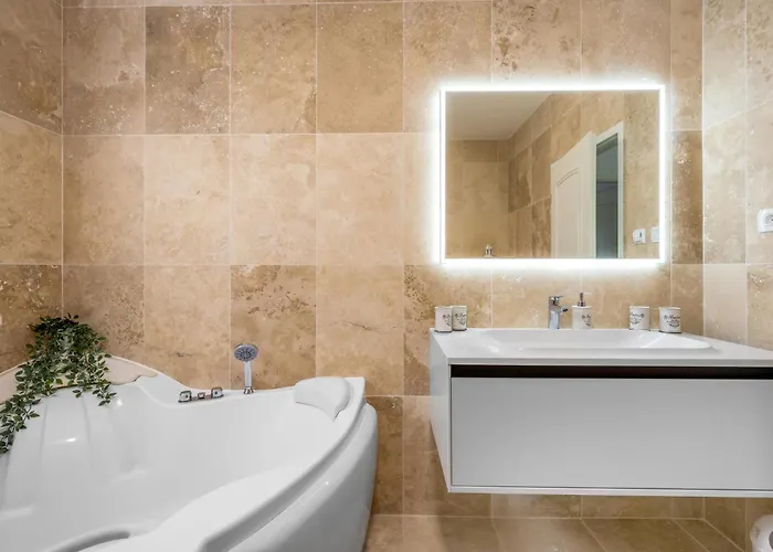 4 Bedroom Amazing In Prázdninový dům Žaborić